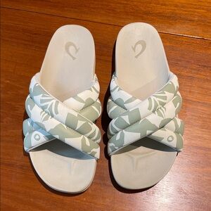 Olukai Hila Water resistant puffy slide sandals
